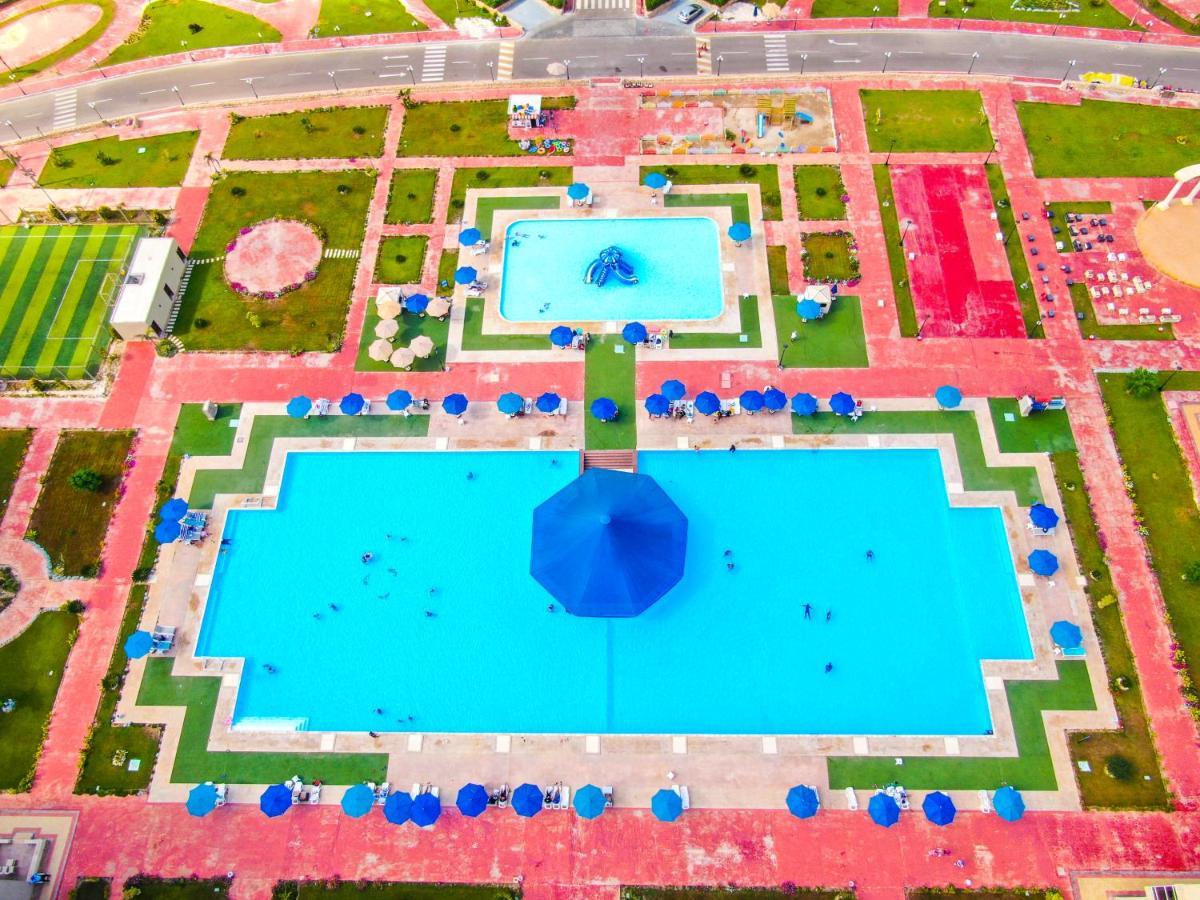 אל עלמיין Tolip North Coast Hotel מראה חיצוני תמונה Aerial view of the pool