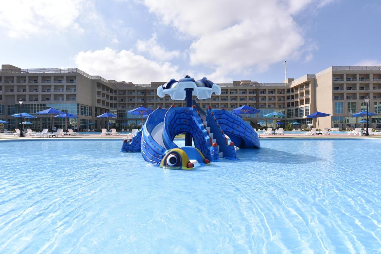 אל עלמיין Tolip North Coast Hotel מראה חיצוני תמונה The water park at the hotel