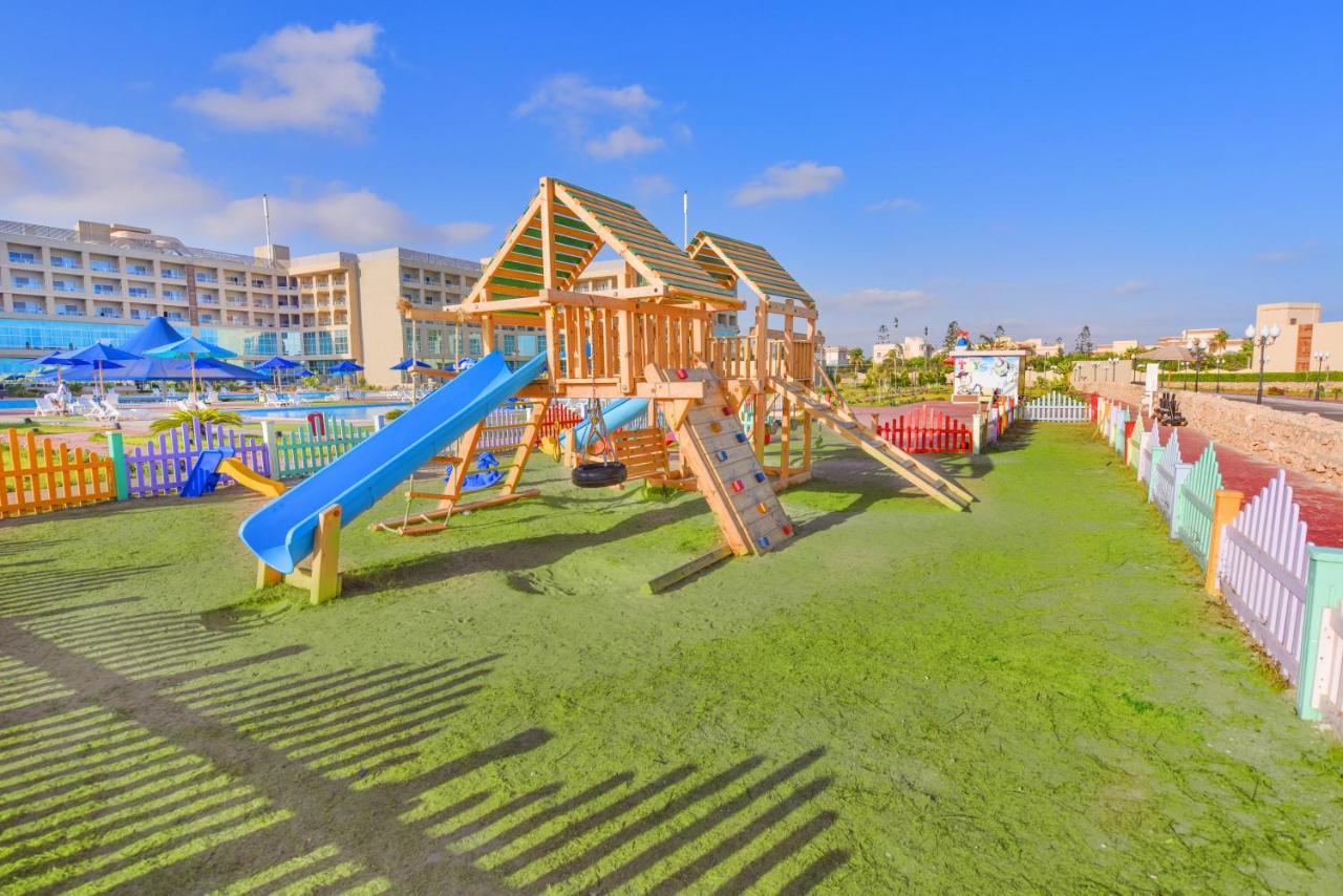 אל עלמיין Tolip North Coast Hotel מראה חיצוני תמונה Playground at the resort