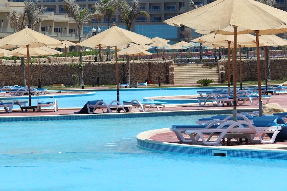אל עלמיין Tolip North Coast Hotel מראה חיצוני תמונה A pool at a resort in Egypt