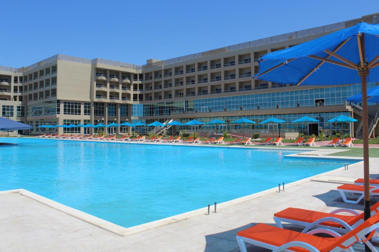 אל עלמיין Tolip North Coast Hotel מראה חיצוני תמונה The hotel's swimming pool