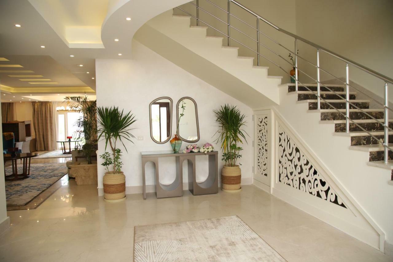 אל עלמיין Tolip North Coast Hotel מראה חיצוני תמונה A modern staircase